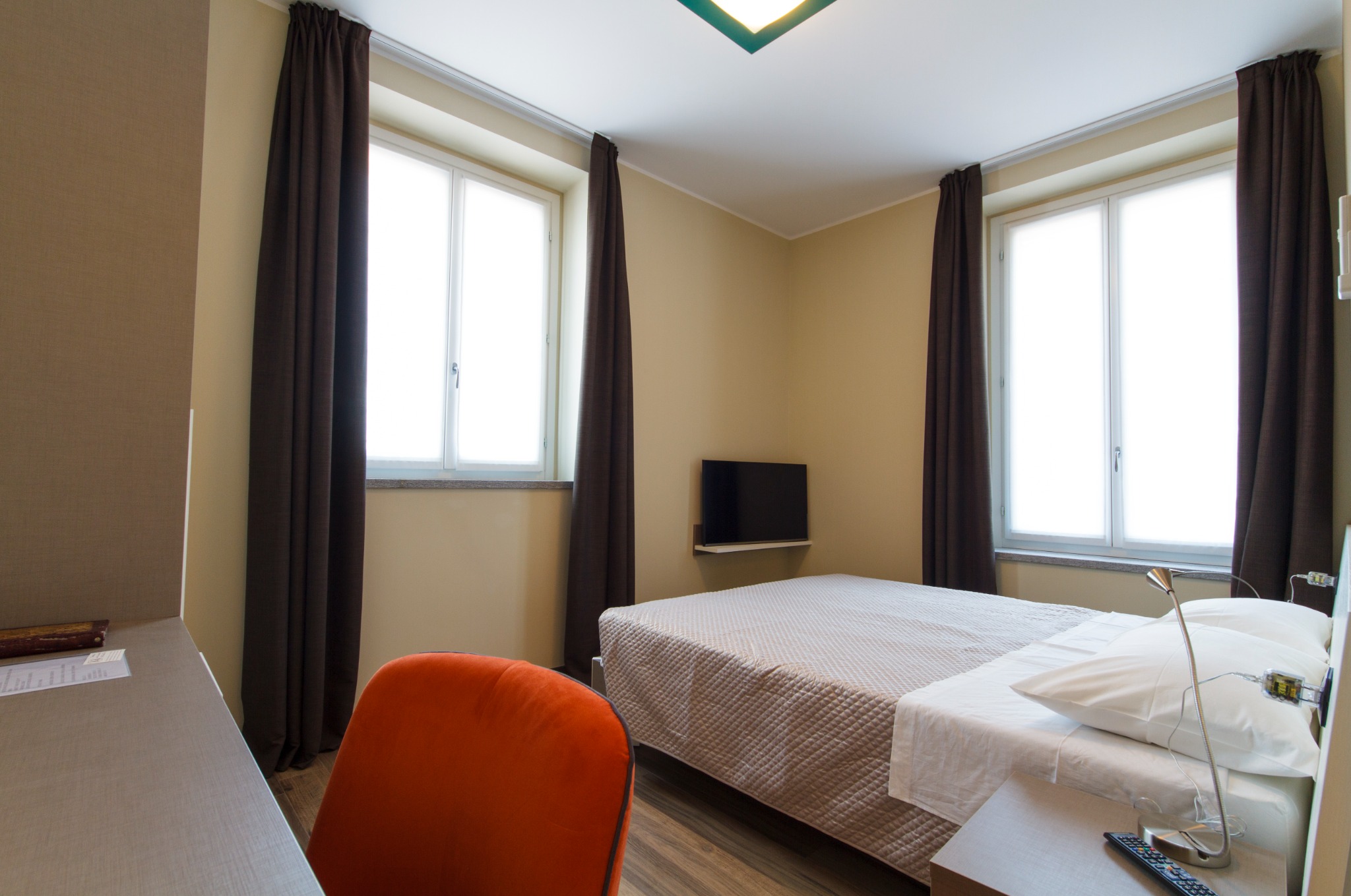 Camera della Guest House con due letti e luce naturale